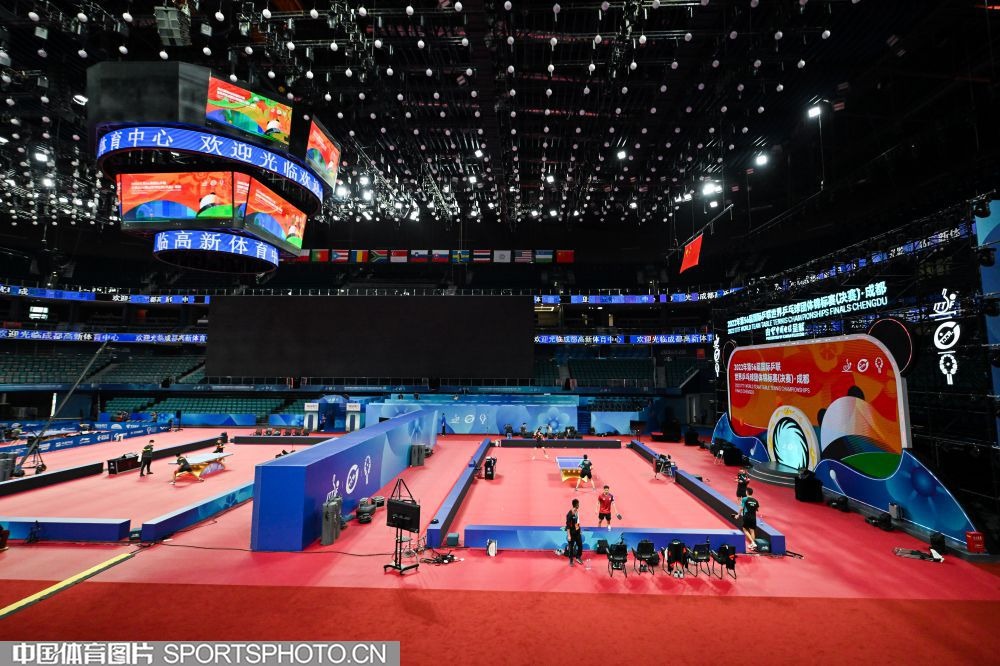 C罗被罚下后，爱尔兰一酒吧盛况：球迷鼓掌庆祝+击掌拥抱